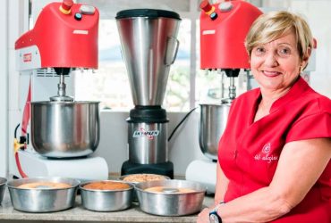 Aos 61 anos, Alzira começou sua rede fazendo bolo em casa